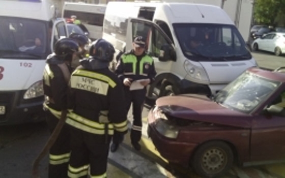 В Брянске столкнулись «ВАЗ» и маршрутка: есть пострадавшие