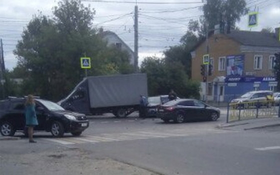 На Станке Димитрова в Брянске Audi влетела под грузовую «ГАЗель»