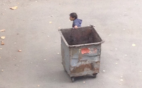 В Брянске цыган сфотографировали во время кражи мусорного бака
