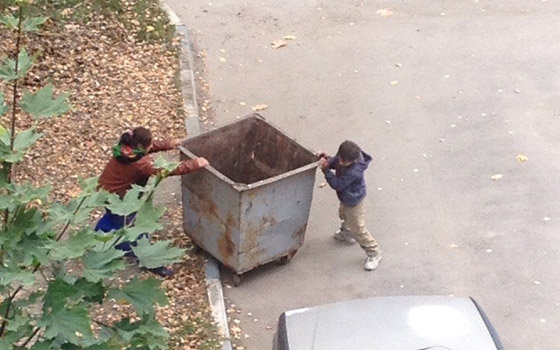 В Брянске цыган сфотографировали во время кражи мусорного бака