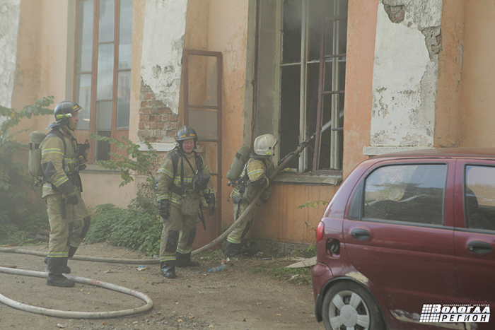 В центре Вологды горит бывший спорткомплекс «Труд»