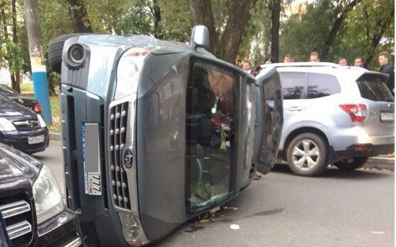 У Кургана в Брянске перевернулся Subaru: возникла пробка