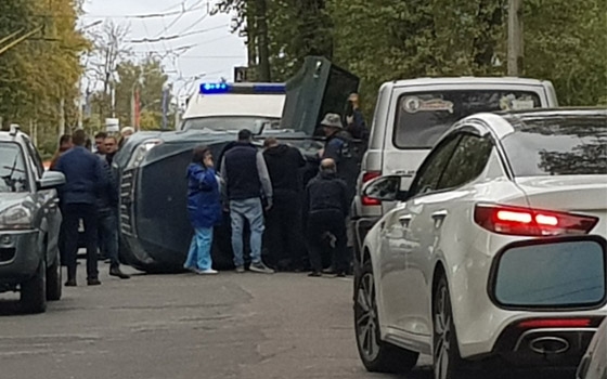 У Кургана в Брянске перевернулся Subaru: возникла пробка