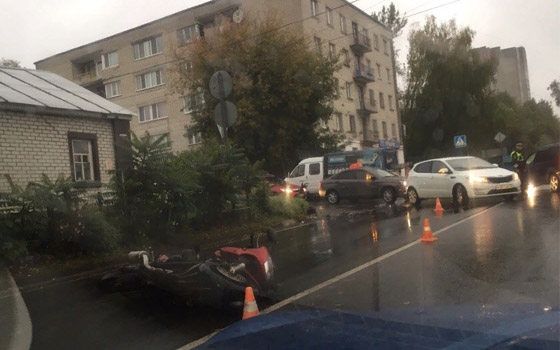 В Брянске неизвестный водитель сбил мотоциклиста и скрылся