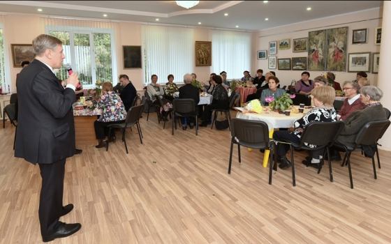 «Учителей бывших не бывает»: Виктор Гринкевич поздравил карачевских учителей с профессиональным праздником
