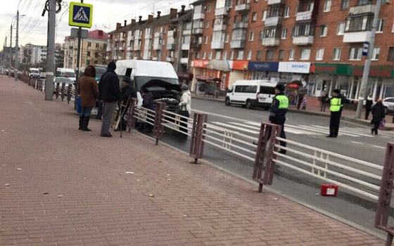 В центре Брянска столкнулись маршрутка и легковушка: есть пострадавший