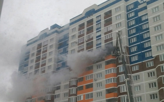 В многоэтажке на Комарова в Брянске сгорела квартира