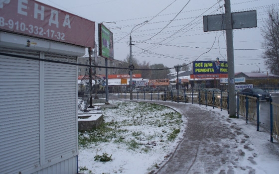 У остановки на телецентре в Брянске пешеходов пугает свисающий провод