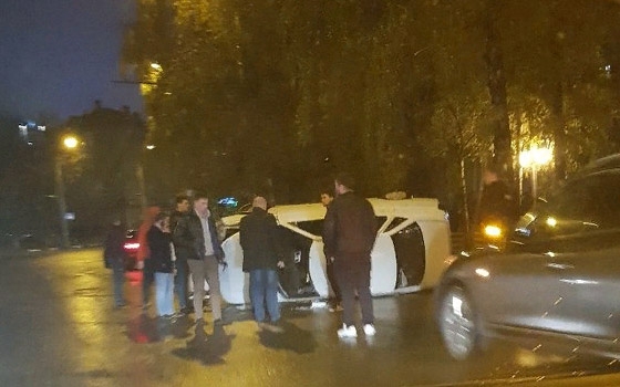 На Дуки в Брянске ночью перевернулась машина