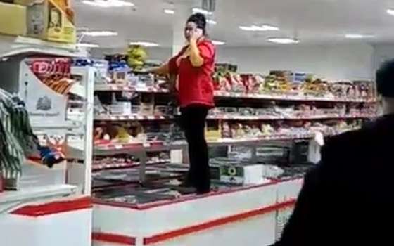 В Карачеве продавщица потопталась по холодильнику с продуктами