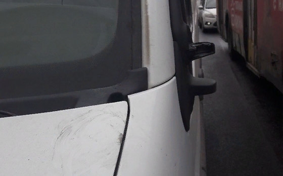 В Брянске водитель сломал «оппоненту» руку, оторвал зеркало и скрылся