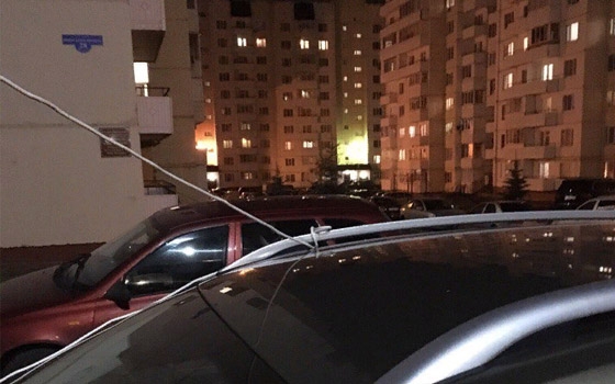 В Брянске сфотографировали привязанную к многоэтажке машину