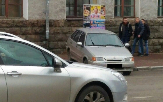 На площади Ленина в Брянске «ВАЗ» задом влетел в столб