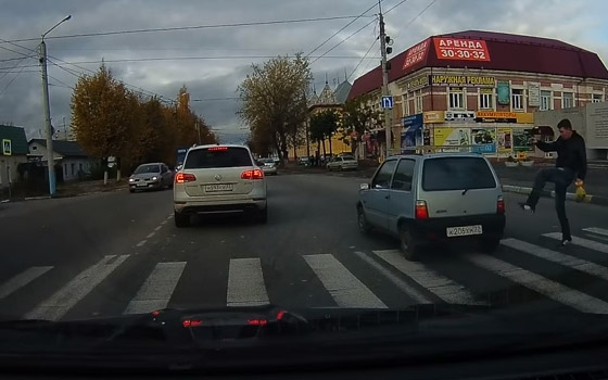 В Брянске сняли на видео пешехода-карателя