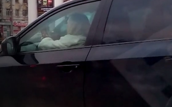 В Брянске девушка-водитель вела прямую трансляцию, сидя за рулем