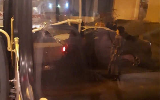 Таксисты перекрыли проезд автобусам у вокзала Брянск I