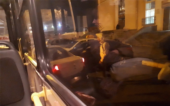 Таксисты перекрыли проезд автобусам у вокзала Брянск I