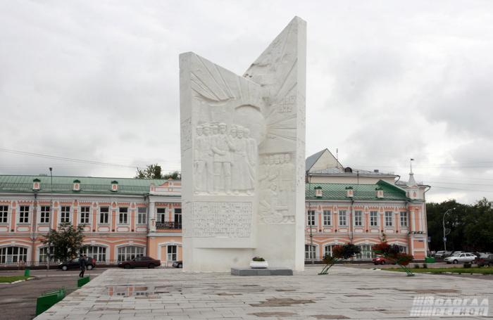 Памятник на площади Революции заменят фонтаном