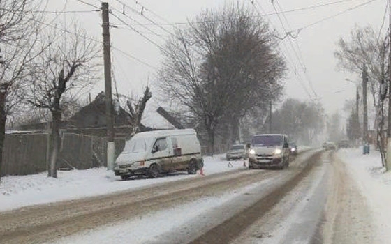 На Бежицкой в Брянске микроавтобус занесло и отбросило на Opel