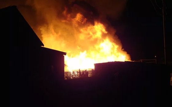 На улице Сакко и Ванцетти в Брянске сгорел дом: есть пострадавший