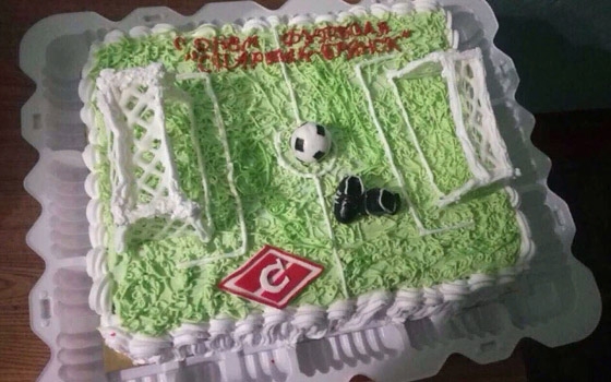 Всемирный день футбола в Брянске отметили тортом-стадионом