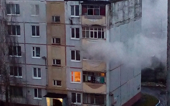 5 человек эвакуировали при пожаре в пятиэтажке на Почтовой в Брянске
