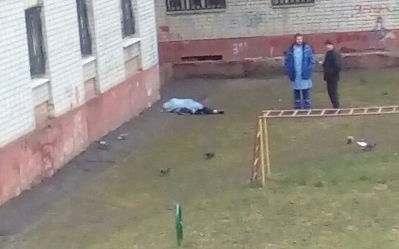 На Костычева в Брянске мужчина погиб, выпав из окна, – очевидцы