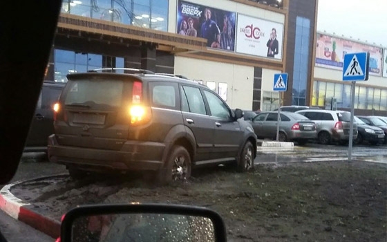 «Премию Дарвина»: водитель внедорожника застрял на газоне у «Аэропорта» в Брянске