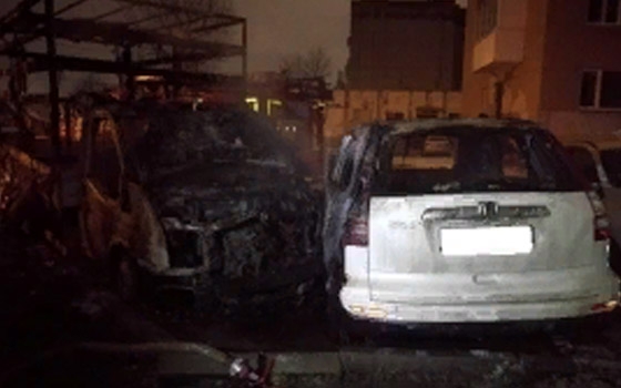 В Фокинском районе Брянска сгорели две припаркованные рядом машины
