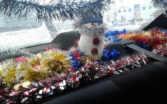 В Брянске таксист завлекает пассажиров в образе Деда Мороза