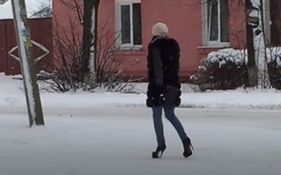 В Брянске сняли на видео девушку «на лабутенах», преодолевающую сугробы