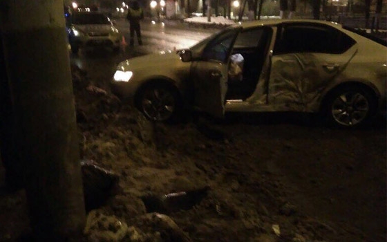 В Брянске пьяный водитель въехал в столб, полиция его «простила» – очевидец