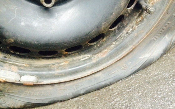 В Брянске колесо припаркованной машины изрезали ножом