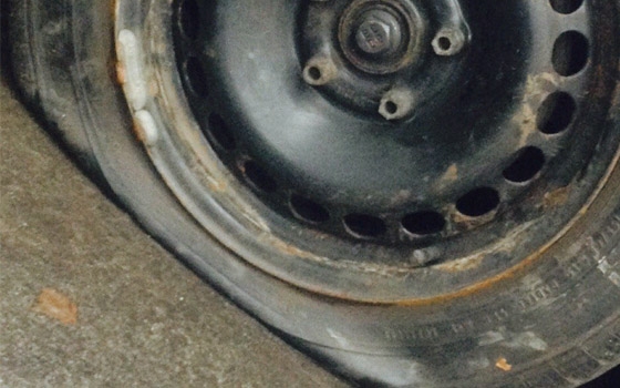 В Брянске колесо припаркованной машины изрезали ножом