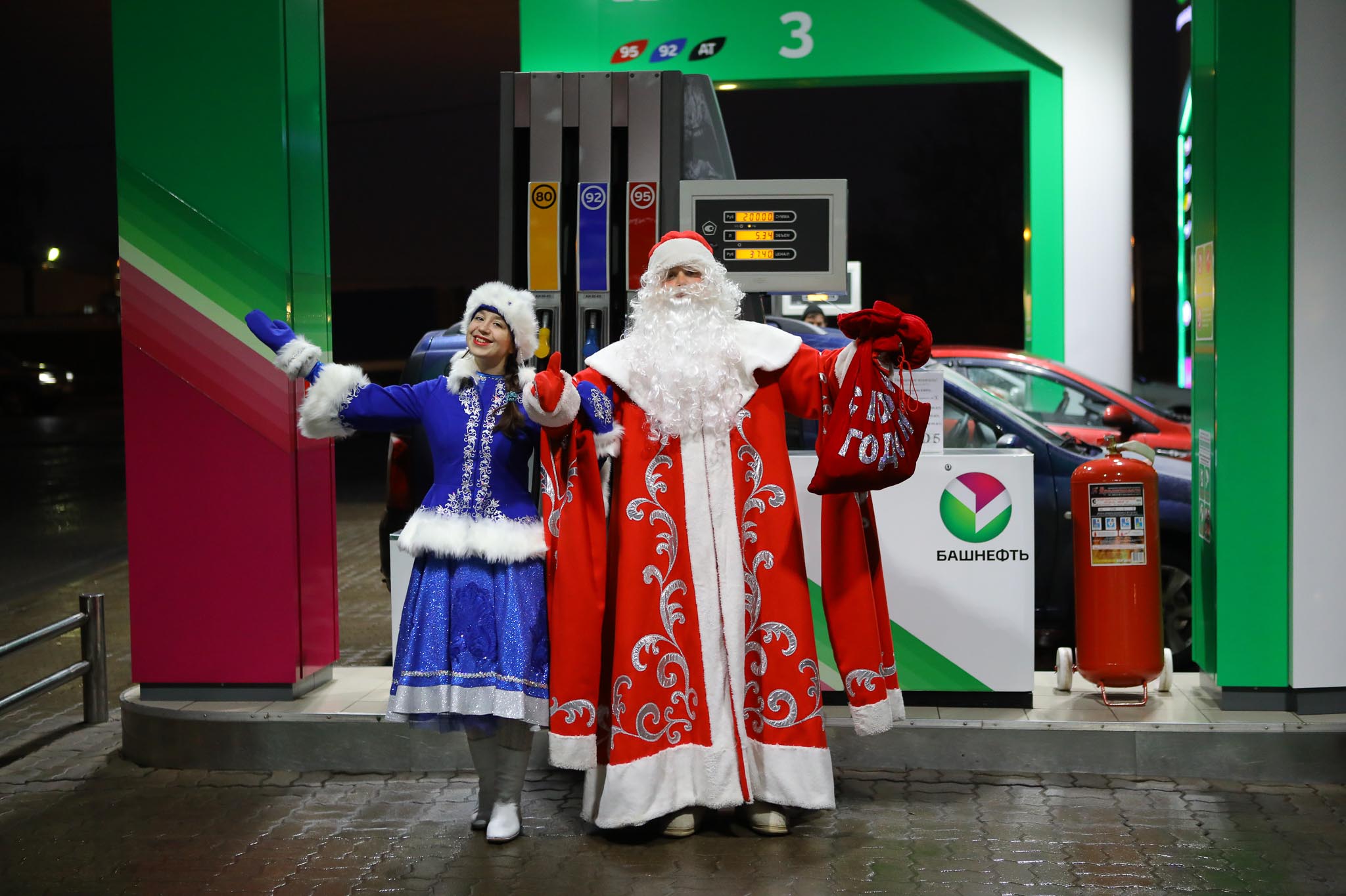 В Белгороде водителей на заправках «Башнефти» поздравили Деды Морозы и Снегурочки*