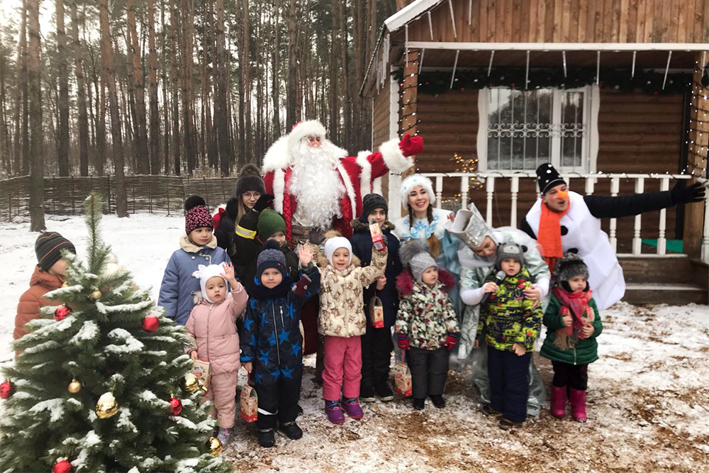 В «Пикник-парке» для детей открылась резиденция Деда Мороза*