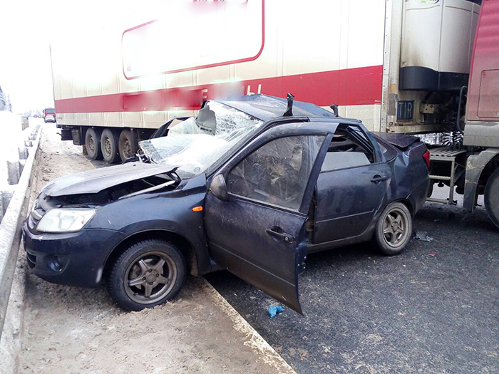 На вологодской трассе в лобовой аварии с фурой погиб водитель «Лады»