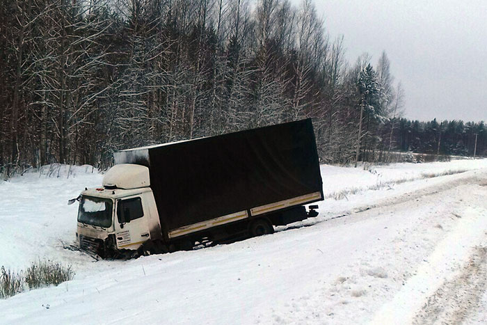 В Вологодской области иномарка столкнулась с грузовиком: погиб пассажир и травмирован ребенок