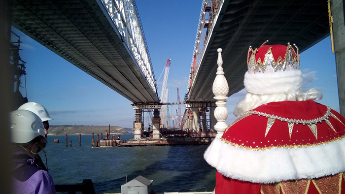 Дед Мороз из Великого Устюга проконтролировал строительство Крымского моста
